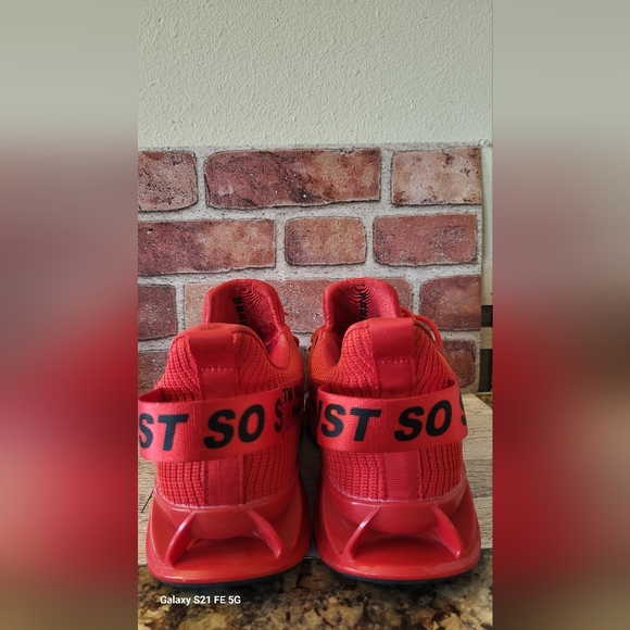 JUST SO SO RED MENS RUNNING SHOES - Picture 2 of 6